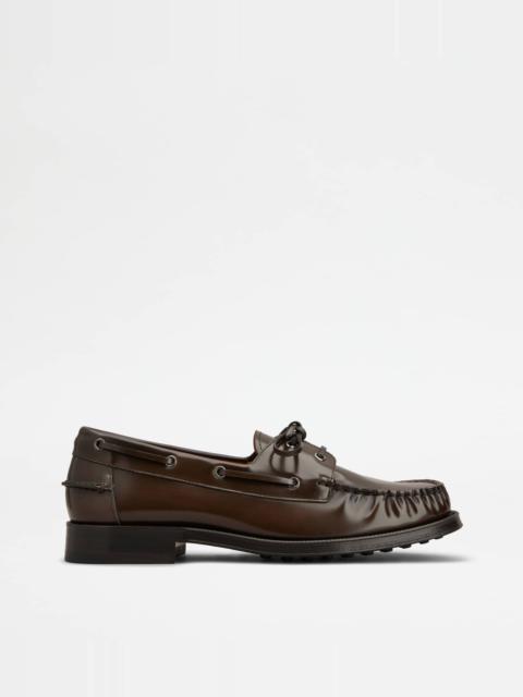 Tod's BOAT SHOES IN LEATHER - BROWN