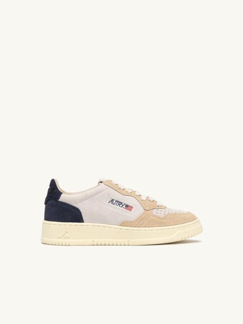AUTRY MEDALIST LOW TRICOLOR SNEAKERS IN SUEDE COLOR WHITE SAND AND BLUE SPACE