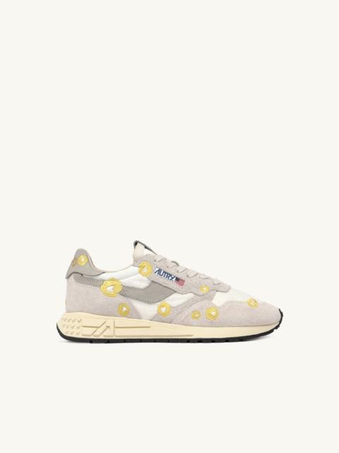 AUTRY REELWIND LOW SNEAKERS IN WHITE AND BUTTERCUP EMBROIDERY
