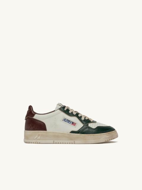 AUTRY MEDALIST LOW SNEAKERS SUPER VINTAGE IN WHITE PINE GROVE AND RUM RAISIN LEATHER