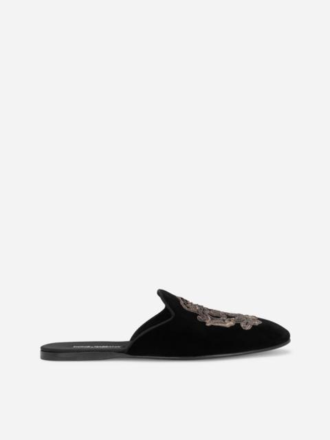 Velvet slippers with coat of arms embroidery