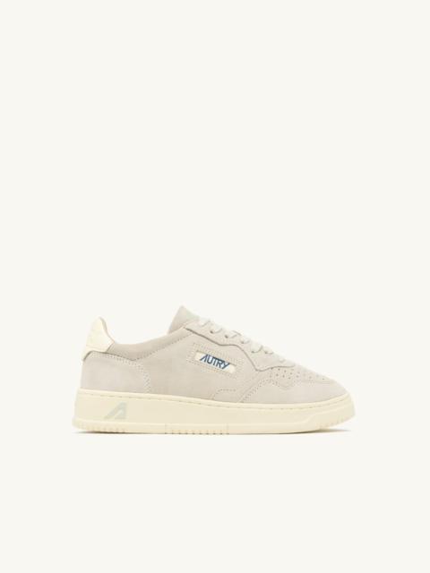 AUTRY MEDALIST LOW SNEAKERS IN MARBLE AND OFF WHITE SUEDE