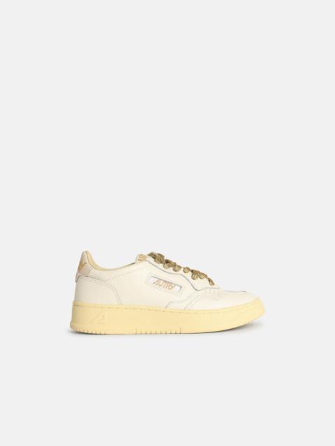 AUTRY 'MEDALIST LOW' WHITE AND GOLD LEATHER SNEAKERS