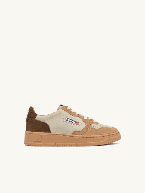AUTRY MEDALIST LOW TRICOLOR SNEAKERS IN TUNDRA EGG AND PEANUT SUEDE