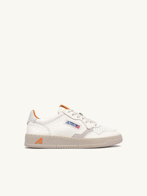 AUTRY MEDALIST LOW SNEAKERS IN LEATHER COLOR MARSHMALLOW AND FANTA