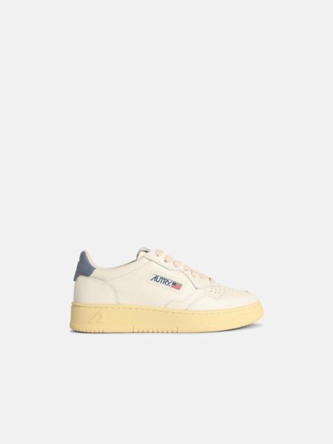 AUTRY 'MEDALIST LOW' WHITE AND LIGHT BLUE LEATHER SNEAKERS