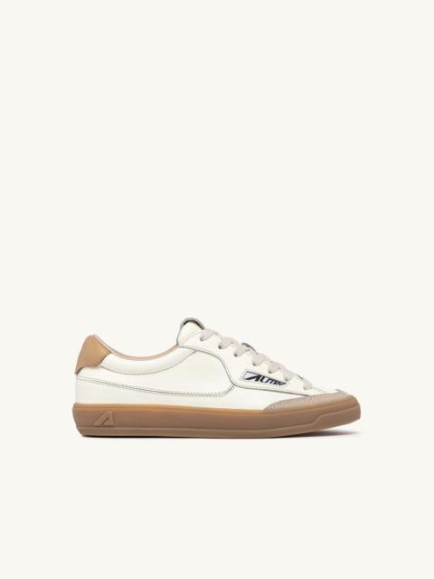 AUTRY WINDSCAPE LOW SNEAKERS IN MARSHMALLOW AND TAN LEATHER
