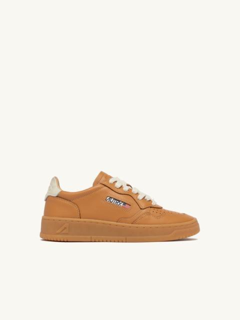 AUTRY MEDALIST LOW SNEAKERS IN COGNAC AND MARSHMALLOW LEATHER