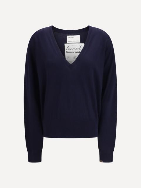 extreme cashmere N°467 Collin is a lightweight sweater with a regular fit and a deep V-neckline