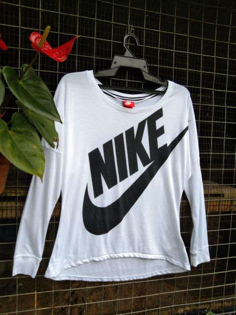 Nike NIKE BIG LOGO LONG SLEEVE T-SHIRT