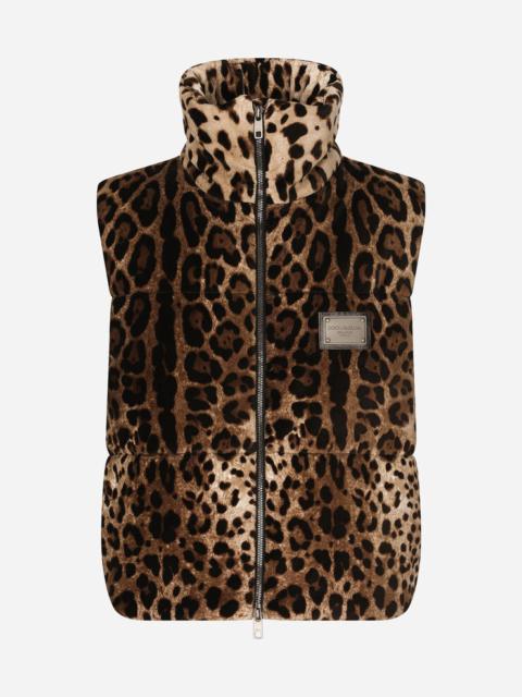 Sleeveless leopard-print jacket with logo tag