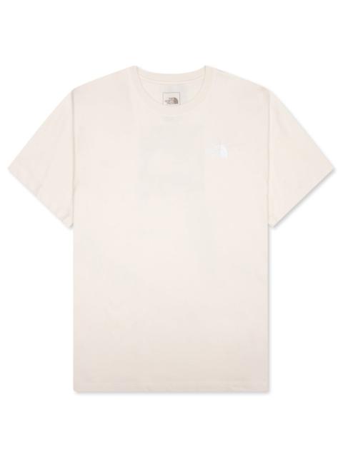 The North Face RED WHITE & BLUE REGULAR S/S TEE - WHITE DUNE