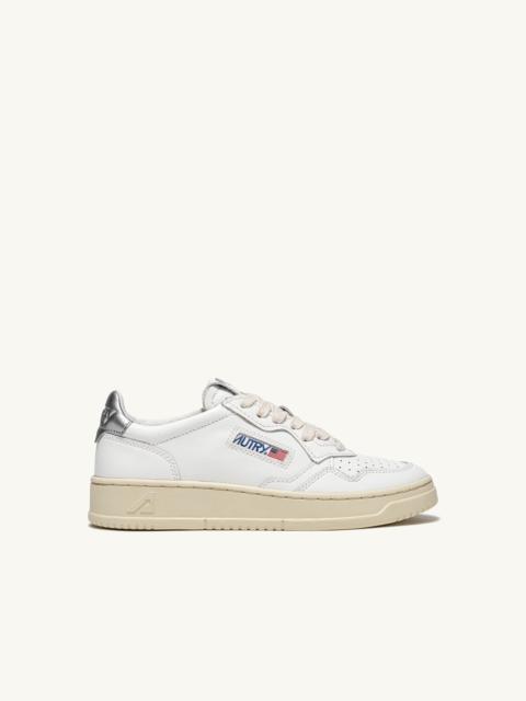 AUTRY MEDALIST LOW SNEAKERS IN WHITE AND SILVER LEATHER