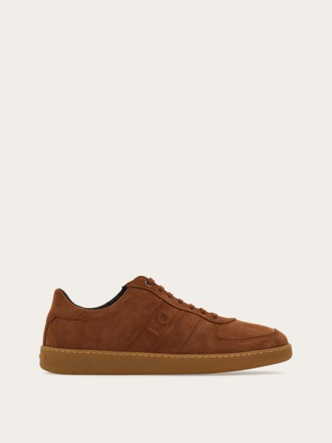 Low-top sneaker