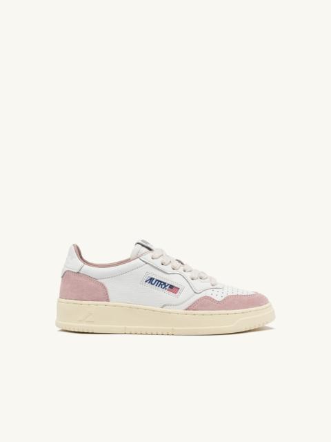 AUTRY MEDALIST LOW SNEAKERS IN WHITE AND POWDER LEATHER SUEDE