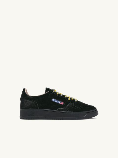 AUTRY MEDALIST LOW SNEAKERS IN BLACK PONY HAIR EFFECT