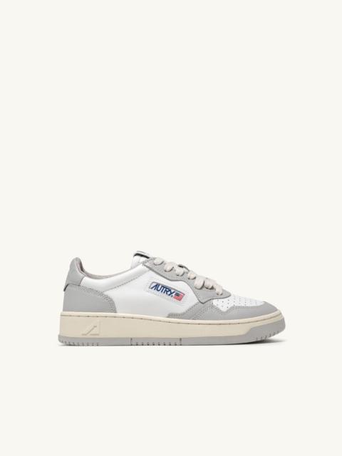 AUTRY MEDALIST LOW BICOLOR SNEAKERS IN WHITE AND VAPOR LEATHER