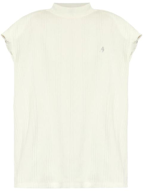 Ribbed top with embossed logo