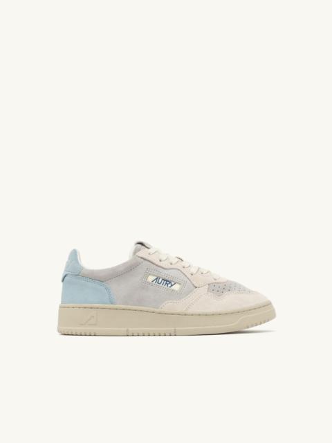 AUTRY MEDALIST LOW TRICOLOR SNEAKERS IN WHITE SKY AND LOFT SUEDE