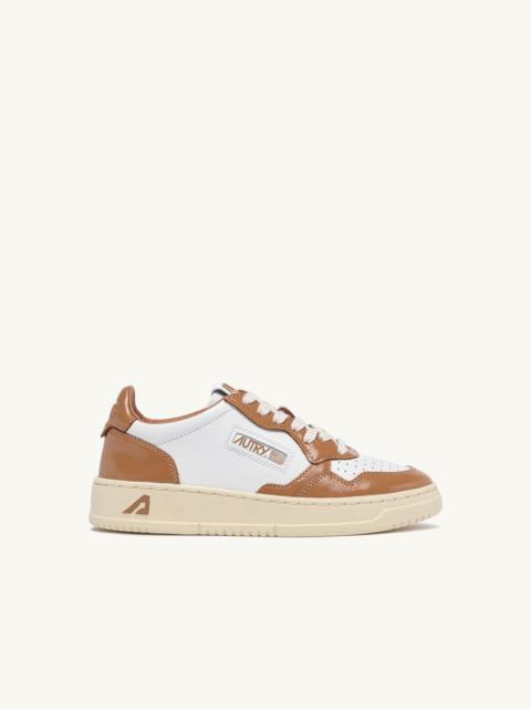 AUTRY MEDALIST LOW SNEAKERS IN WHITE AND BROWN SUGAR LEATHER