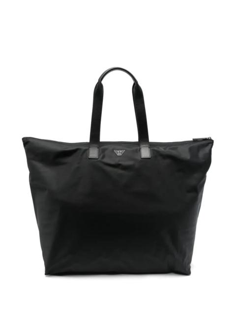 EMPORIO ARMANI The SET SHOPPER + POUCH by EMPORIO ARMANI is a stylish bag that embodies sophistication and function
