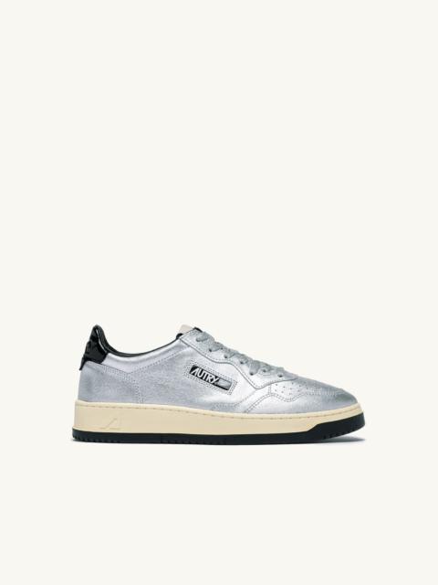 AUTRY MEDALIST LOW SNEAKERS IN SILVER AND BLACK METALIZED LEATHER