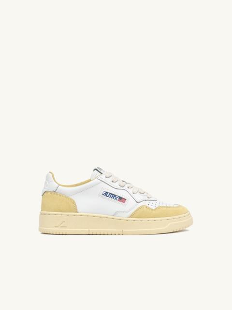 AUTRY MEDALIST LOW SNEAKERS IN WHITE LEATHER AND STRAW SUEDE