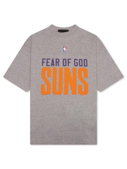 ESSENTIALS FEAR OF GOD ESSENTIALS X NBA SUNS 90S TEE - DARK HEATHER
