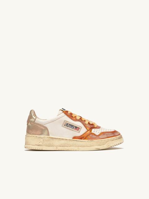 AUTRY MEDALIST LOW SUPER VINTAGE SNEAKERS IN PLATINUM AND ORANGE LEATHER