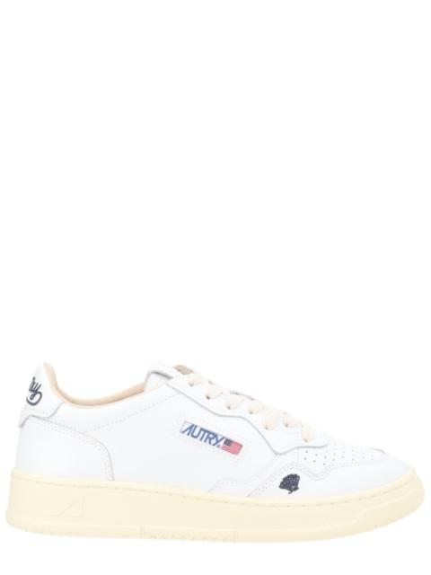 AUTRY MEDALIST LOW LEATHER SNEAKER WITH SHELL DETAIL