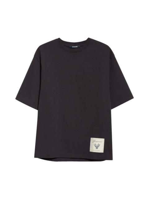 JACQUEMUS Jacquemus Le T-Shirt Torneo Graphic T-Shirt in Rosemary Label Dark Navy at Nordstrom