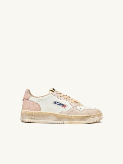AUTRY MEDALIST LOW SUPER VINTAGE SNEAKERS IN WHITE PEACHWHIP AND GRAY