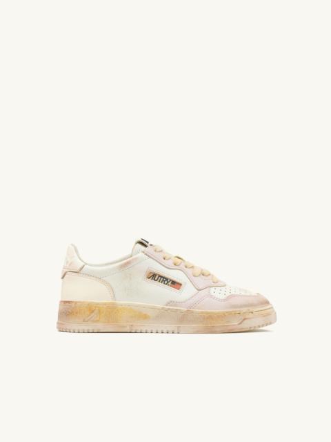 AUTRY MEDALIST LOW SUPER VINTAGE SNEAKERS IN VANILLA WHITE AND MAUVE LEATHER
