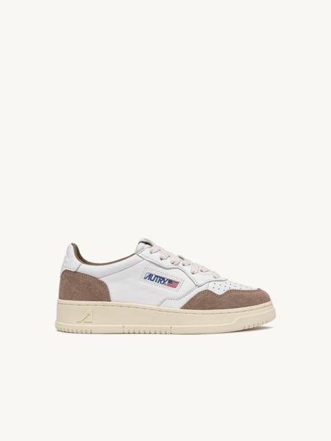 AUTRY MEDALIST LOW SNEAKERS IN WHITE LEATHER AND TOBACCO SUEDE