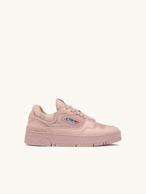 AUTRY CLC LOW SNEAKERS IN PEACH WHIP LEATHER