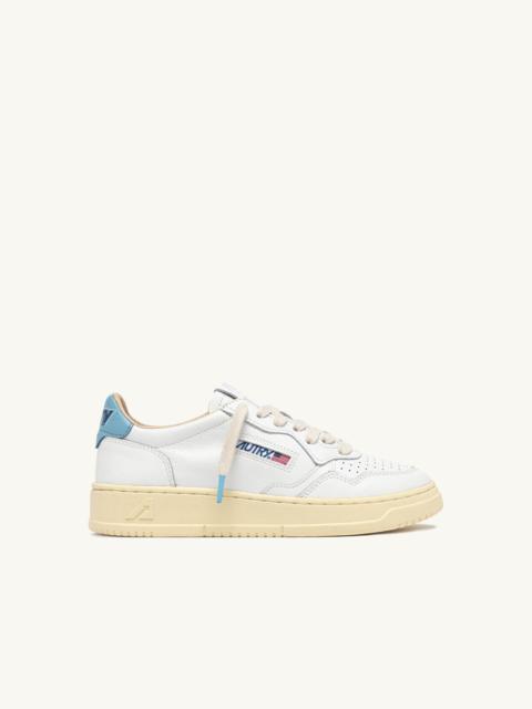 AUTRY MEDALIST LOW SNEAKERS IN WHITE AND FORGET ME NOT LEATHER