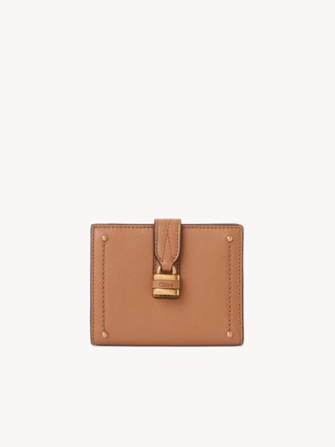 Chloé PADDINGTON SQUARE WALLET IN GRAINED LEATHER