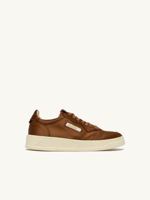 AUTRY MEDALIST LOW SNEAKERS IN EARTH SATIN