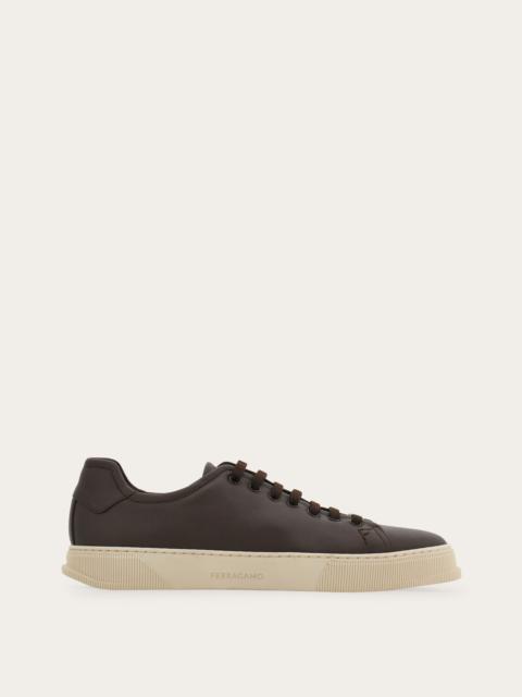 Low-top sneaker