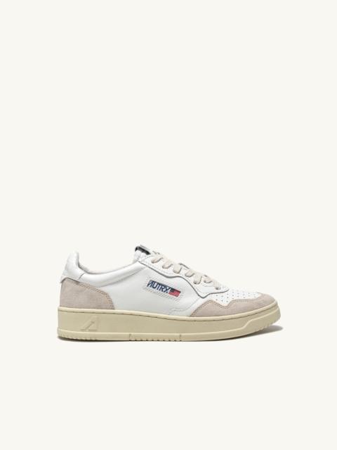 AUTRY MEDALIST LOW SNEAKERS IN WHITE LEATHER AND BEIGE SUEDE