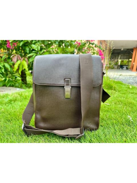 Louis Vuitton Authentic Louis Vuitton Grizzli Taiga Yaranga Porte Appareil