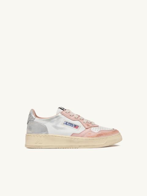 AUTRY MEDALIST LOW SUPER VINTAGE SNEAKERS IN WHITE POWDER PINK AND SILVER LEATHER