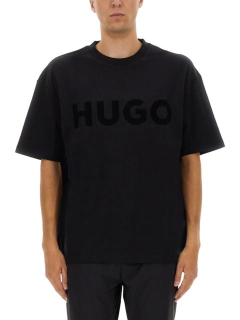 HUGO T-SHIRT OVERSIZE IN COTONE CON LOGO RIFLETTENTE