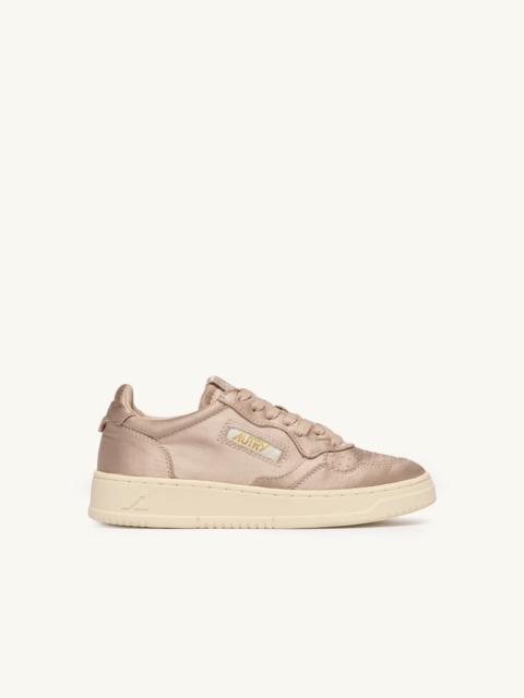 AUTRY MEDALIST LOW SNEAKERS IN DESERT ROSE SATIN