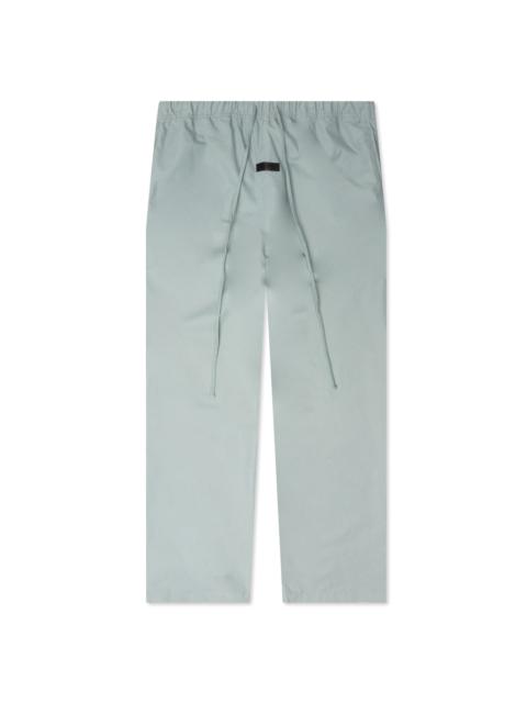 ESSENTIALS RELAXED TROUSER - SYCAMORE