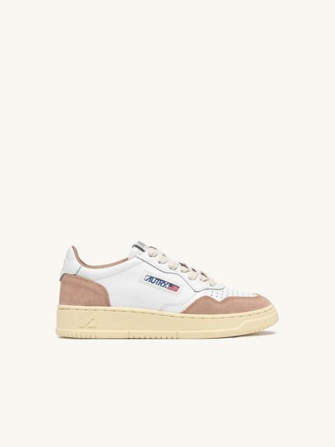 AUTRY MEDALIST LOW SNEAKERS IN WHITE LEATHER AND ROSE CANNEL SUEDE