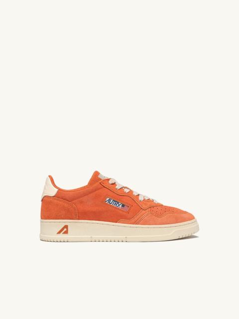 AUTRY MEDALIST LOW SNEAKERS IN FANTA AND OFF WHITE SUEDE