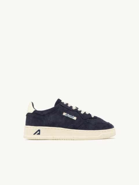 AUTRY MEDALIST LOW SNEAKERS IN SPACE AND WHITE SUEDE