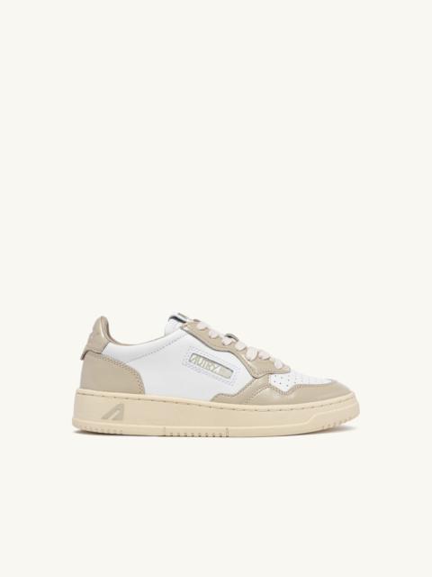 AUTRY MEDALIST LOW SNEAKERS IN WHITE AND TIDAL FOAM LEATHER