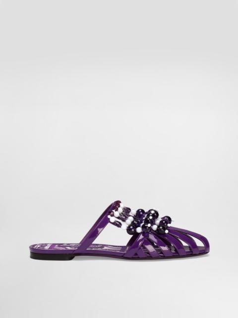Patent leather sandal with stones